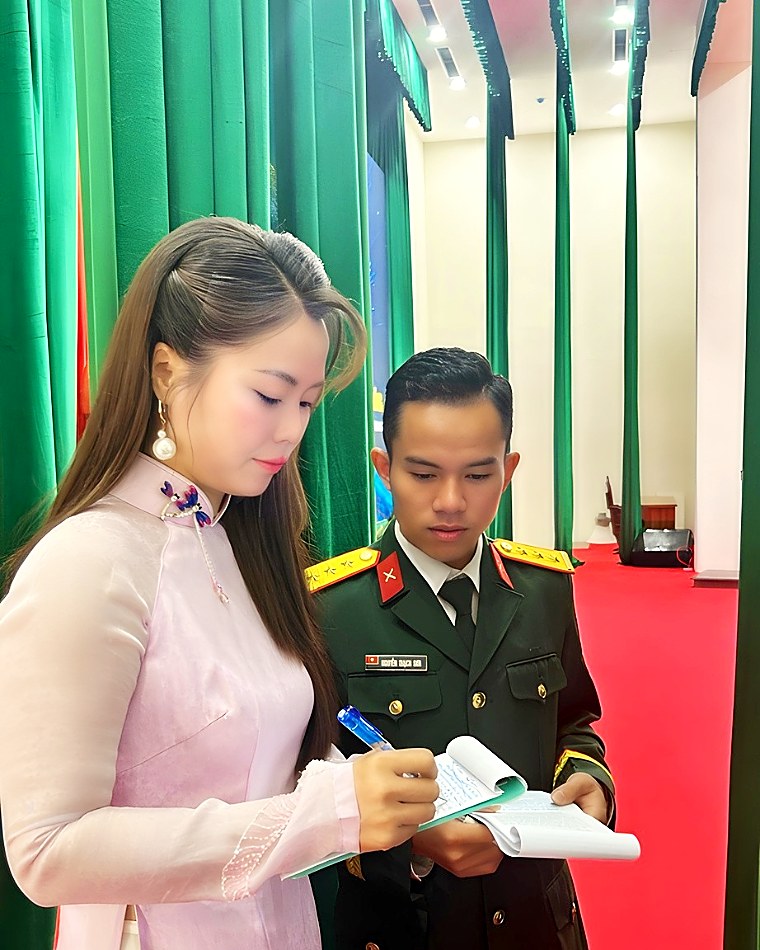 Rachel Thu dẫn tiếng Anh lễ ra mắt CLB Tiếng Anh Bộ Chỉ huy Quân sự TP. Đà Nẵng