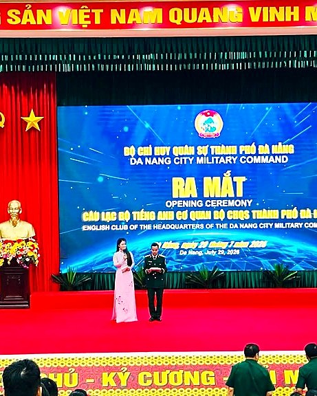 明秋在峴港市軍事指揮部英語俱樂部成立儀式舞台上