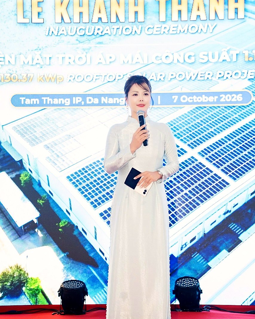 Rachel Thu trong tà áo dài trắng dẫn chương trình trên sân khấu
